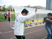 声援に応える試合後の金志掲監督